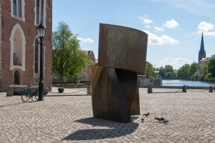 Skulptur på ett torg i Örebro under konstbiennalen Open Art