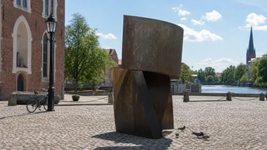 Skulptur på ett torg i Örebro under konstbiennalen Open Art
